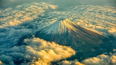 顶视图的火山
